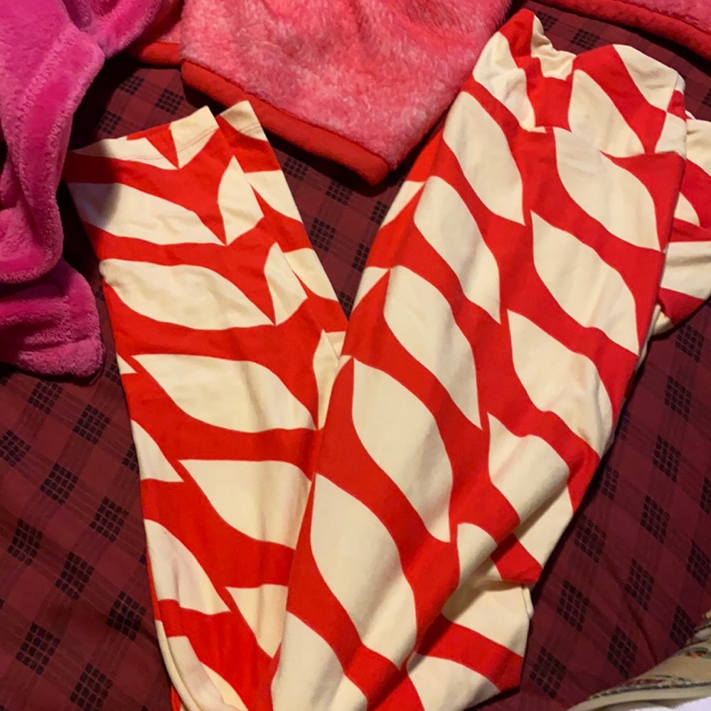 New without tags.  LulaRoe reddish orange and cream color leggings. Size TC